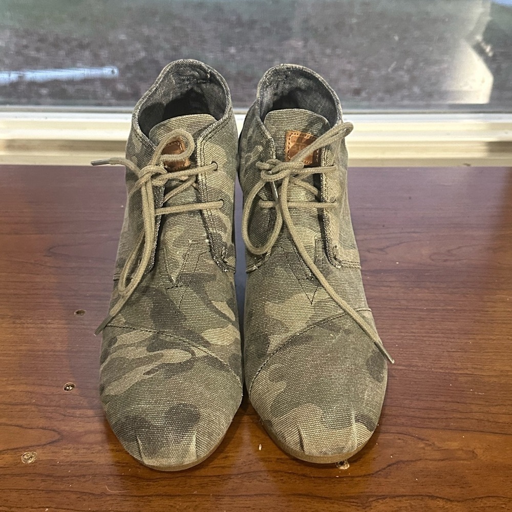 TOMS Women's Camouflage Wedge Booties Size 10 - Picture 2 of 7